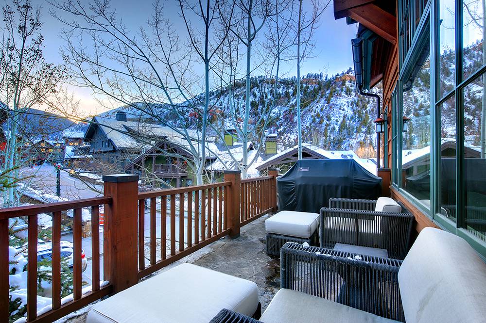 Interior of Basilica di Santo Spirito showcasing Brunelleschi’s architectural design with high ceilings and symmetrical arches.