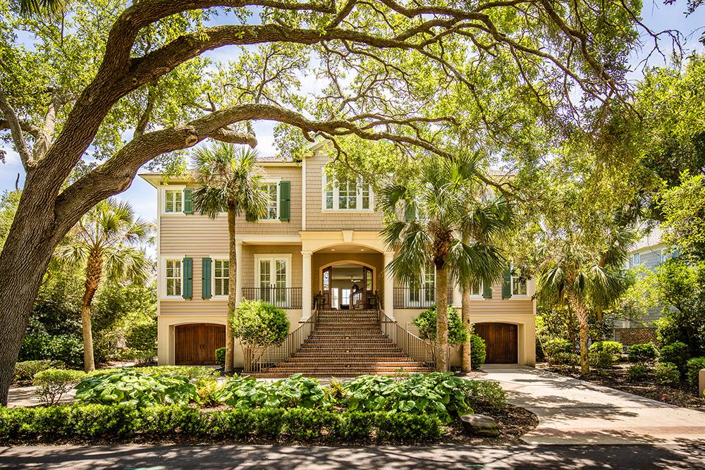 Interior of Basilica di Santo Spirito showcasing Brunelleschi’s architectural design with high ceilings and symmetrical arches.