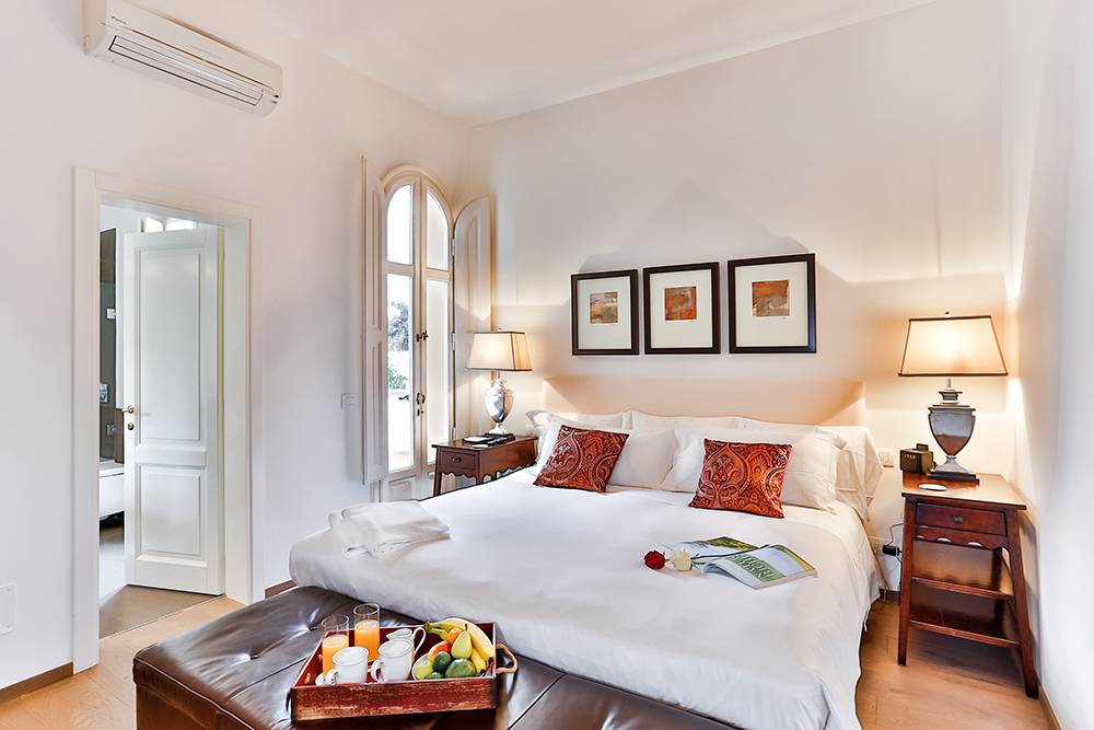 Interior of Basilica di Santo Spirito showcasing Brunelleschi’s architectural design with high ceilings and symmetrical arches.