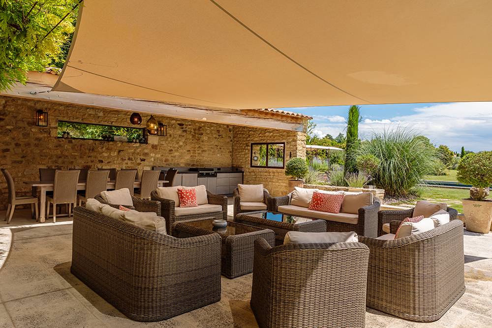Interior of Basilica di Santo Spirito showcasing Brunelleschi’s architectural design with high ceilings and symmetrical arches.
