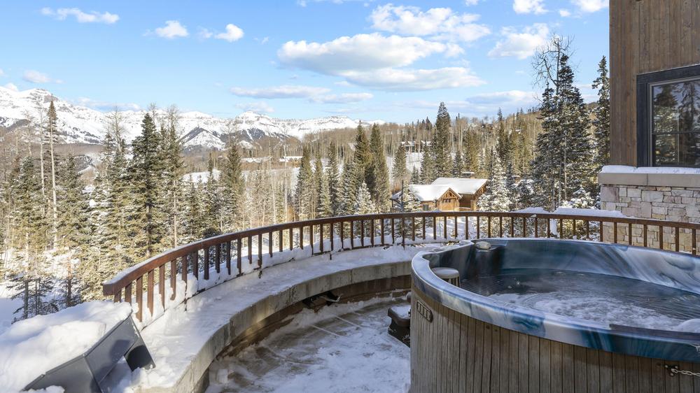Lynx hot tub area with a circular tub with a panoramic view of mountain vista.