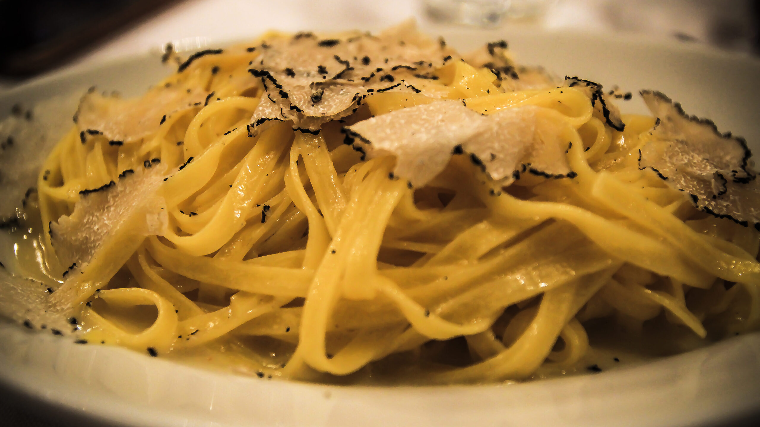 A dished tagliolini al tartufo pasta dish.