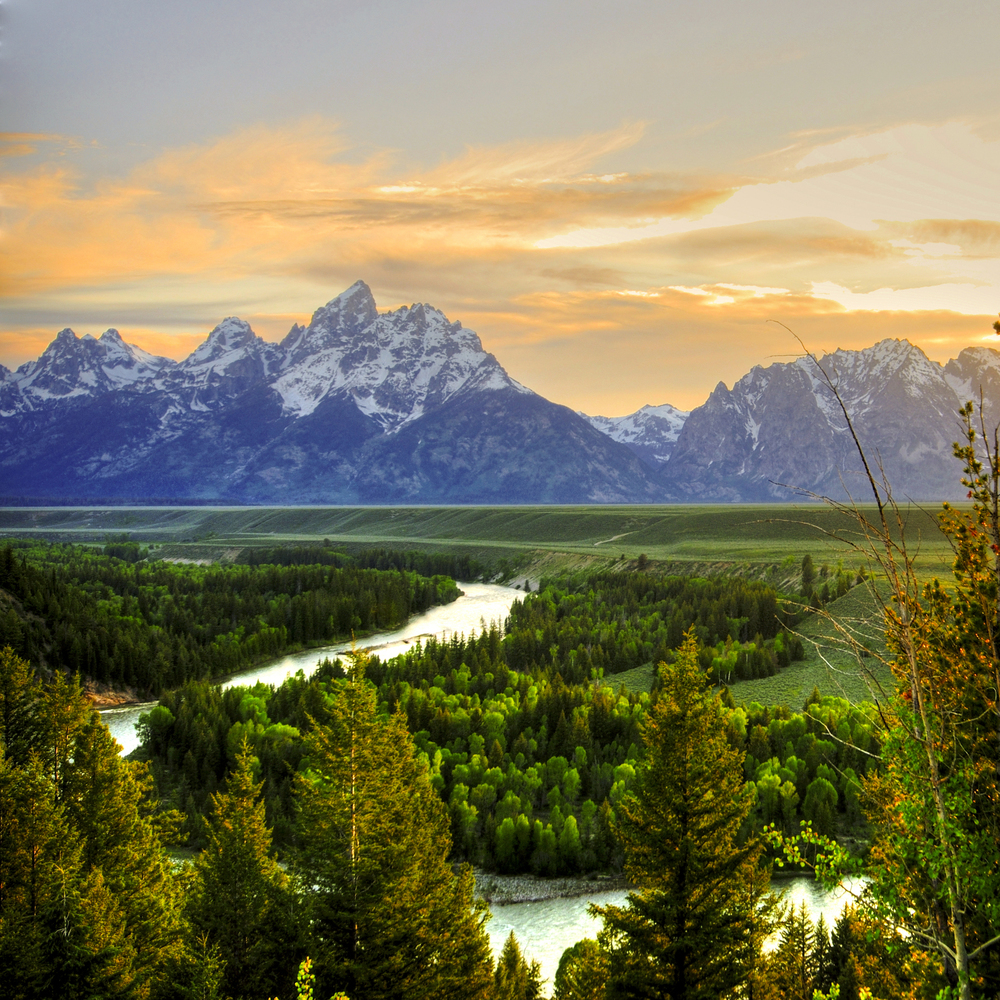 The Teton mountain mountain range at sunset during the summer. 
