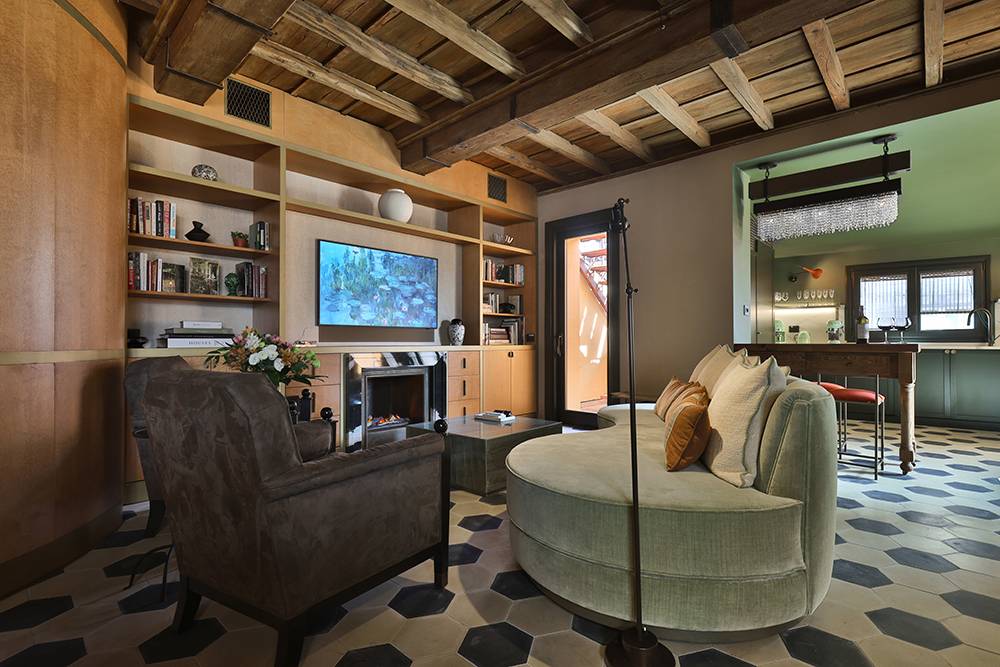 Interior of Basilica di Santo Spirito showcasing Brunelleschi’s architectural design with high ceilings and symmetrical arches.