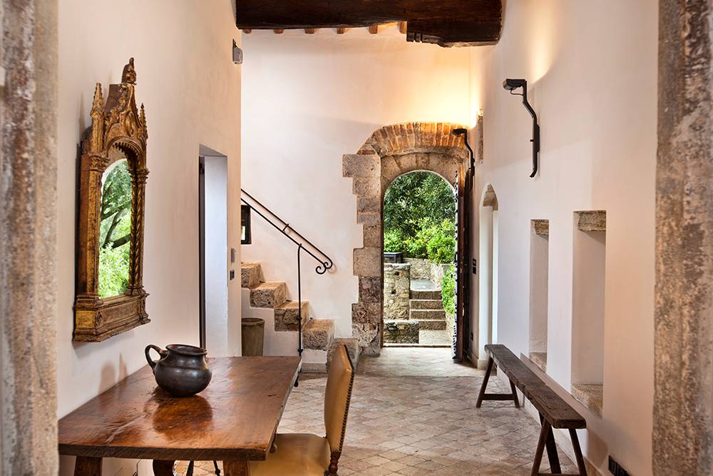 Interior of Basilica di Santo Spirito showcasing Brunelleschi’s architectural design with high ceilings and symmetrical arches.