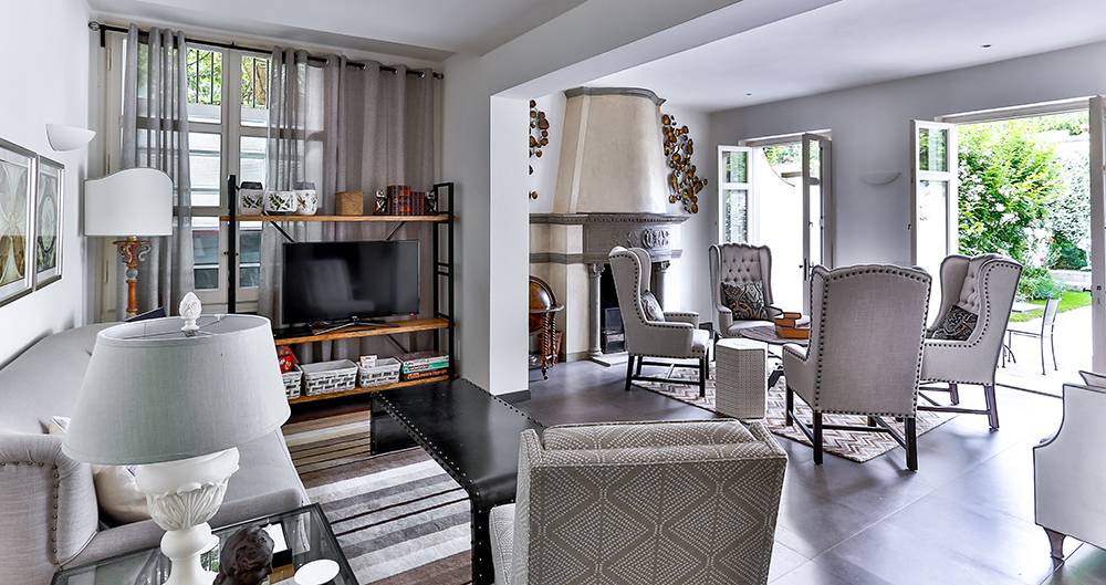 Interior of Basilica di Santo Spirito showcasing Brunelleschi’s architectural design with high ceilings and symmetrical arches.