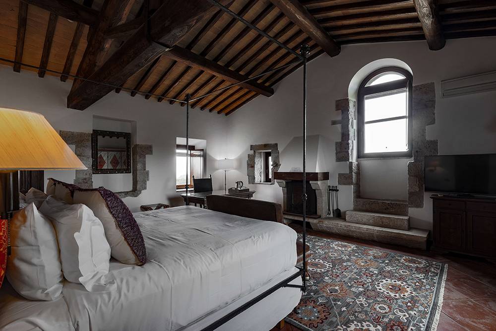 Interior of Basilica di Santo Spirito showcasing Brunelleschi’s architectural design with high ceilings and symmetrical arches.