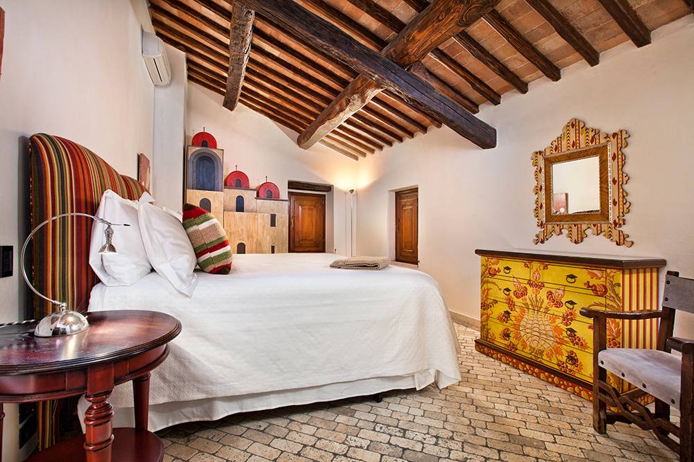 Interior of Basilica di Santo Spirito showcasing Brunelleschi’s architectural design with high ceilings and symmetrical arches.