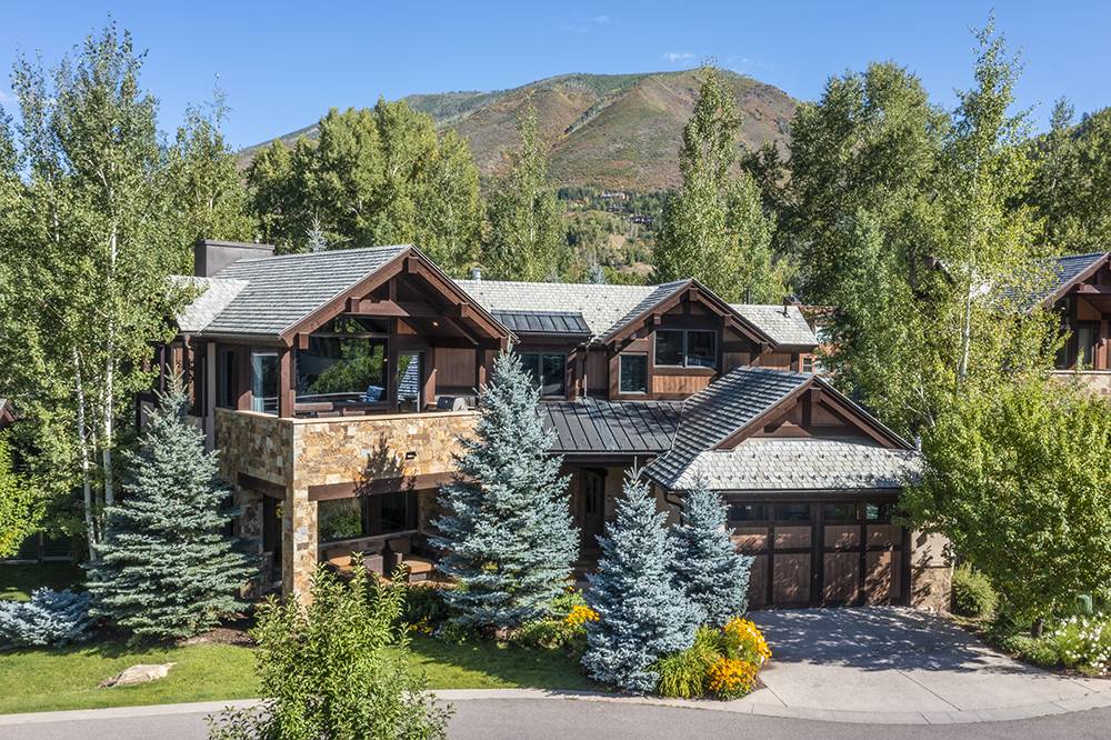 Interior of Basilica di Santo Spirito showcasing Brunelleschi’s architectural design with high ceilings and symmetrical arches.