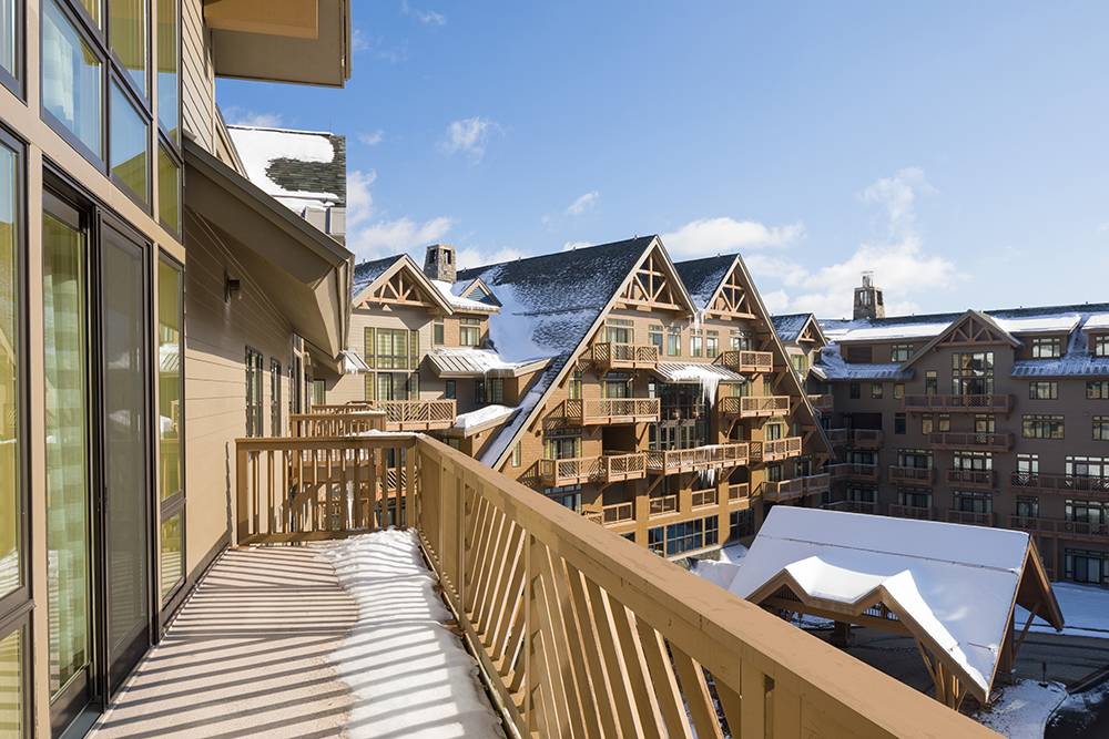 Interior of Basilica di Santo Spirito showcasing Brunelleschi’s architectural design with high ceilings and symmetrical arches.