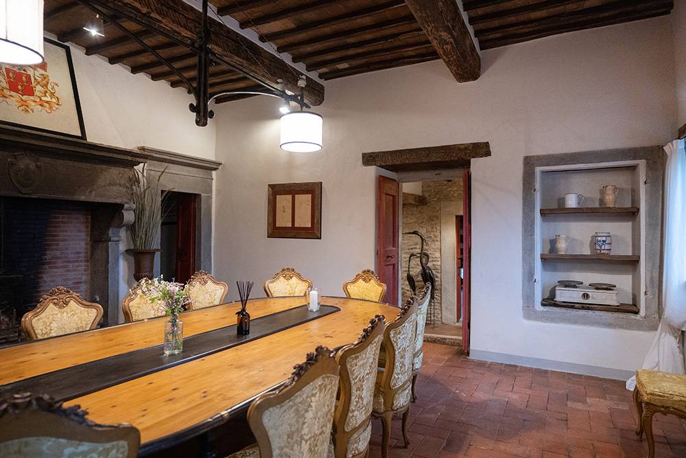 Interior of Basilica di Santo Spirito showcasing Brunelleschi’s architectural design with high ceilings and symmetrical arches.