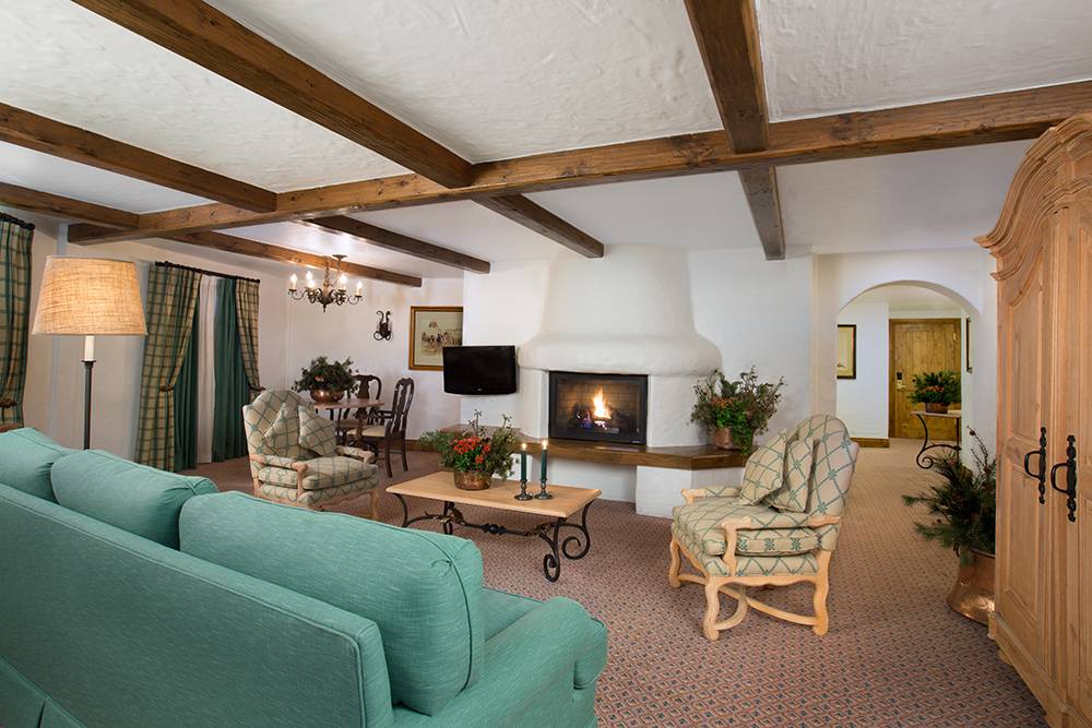 Interior of Basilica di Santo Spirito showcasing Brunelleschi’s architectural design with high ceilings and symmetrical arches.