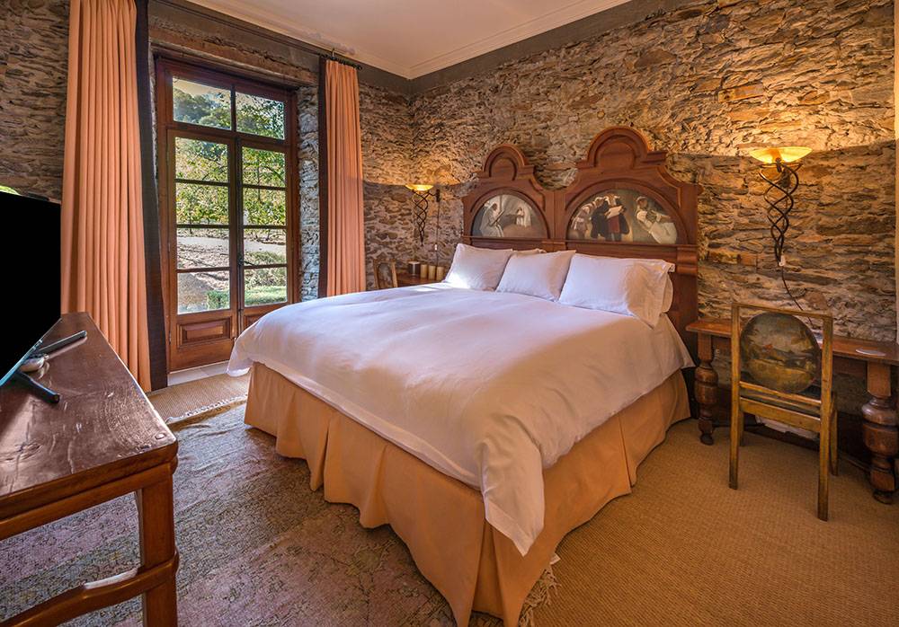 Interior of Basilica di Santo Spirito showcasing Brunelleschi’s architectural design with high ceilings and symmetrical arches.