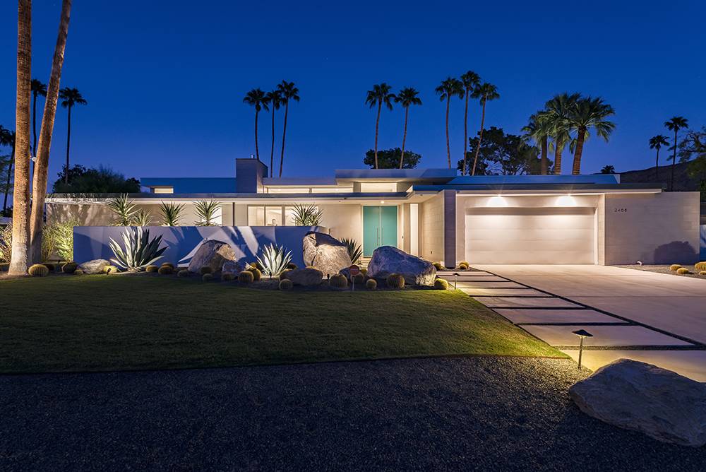 Interior of Basilica di Santo Spirito showcasing Brunelleschi’s architectural design with high ceilings and symmetrical arches.