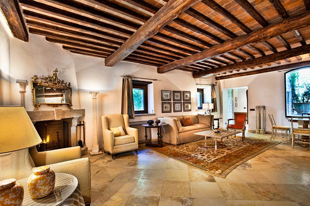 Interior of Basilica di Santo Spirito showcasing Brunelleschi’s architectural design with high ceilings and symmetrical arches.