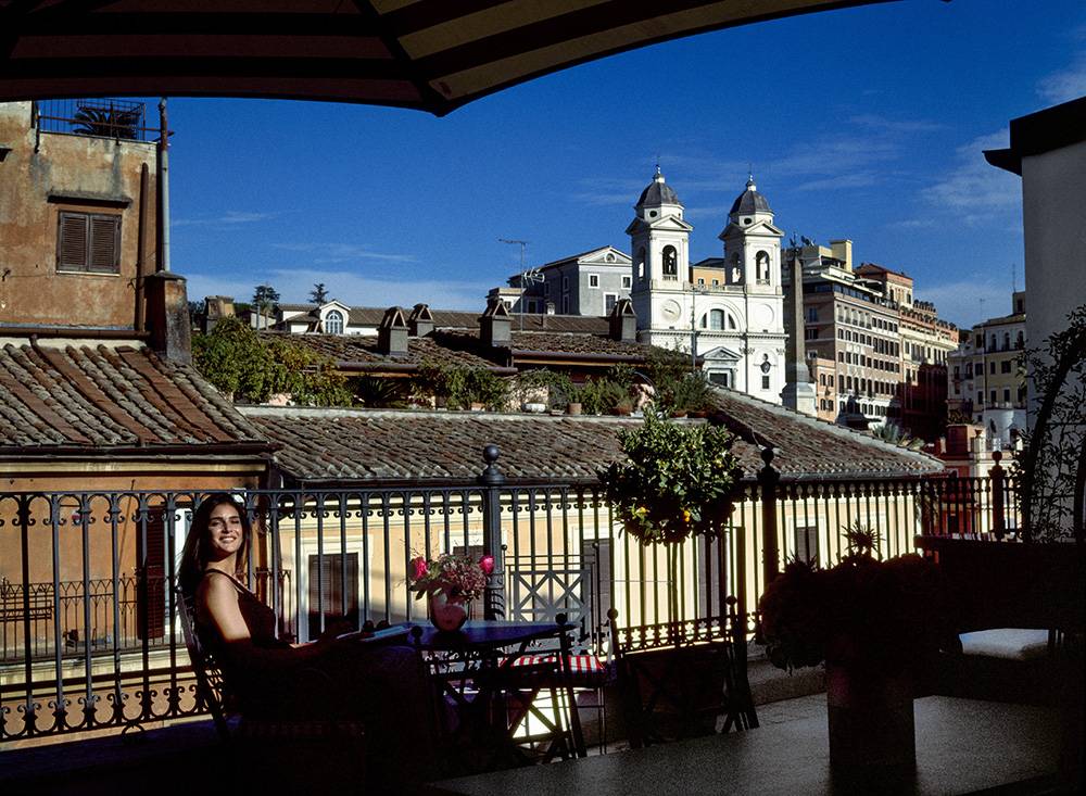 Interior of Basilica di Santo Spirito showcasing Brunelleschi’s architectural design with high ceilings and symmetrical arches.