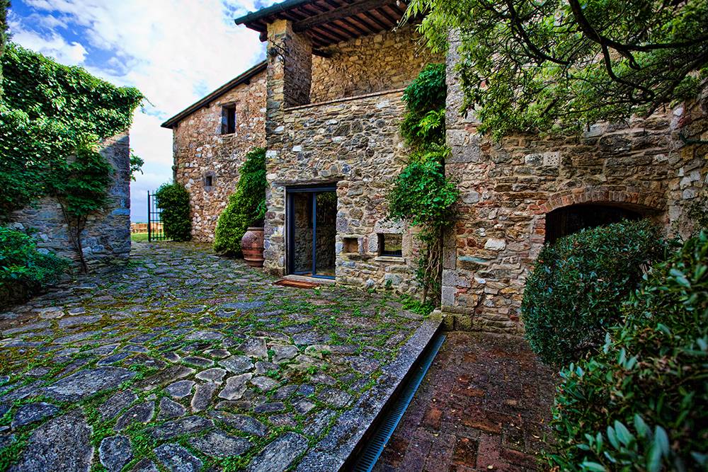 Interior of Basilica di Santo Spirito showcasing Brunelleschi’s architectural design with high ceilings and symmetrical arches.