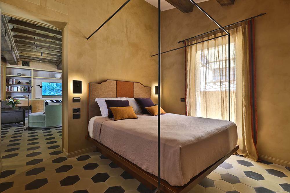 Interior of Basilica di Santo Spirito showcasing Brunelleschi’s architectural design with high ceilings and symmetrical arches.