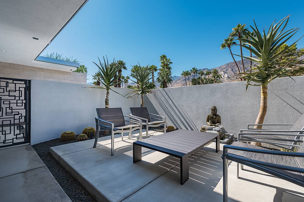 Interior of Basilica di Santo Spirito showcasing Brunelleschi’s architectural design with high ceilings and symmetrical arches.