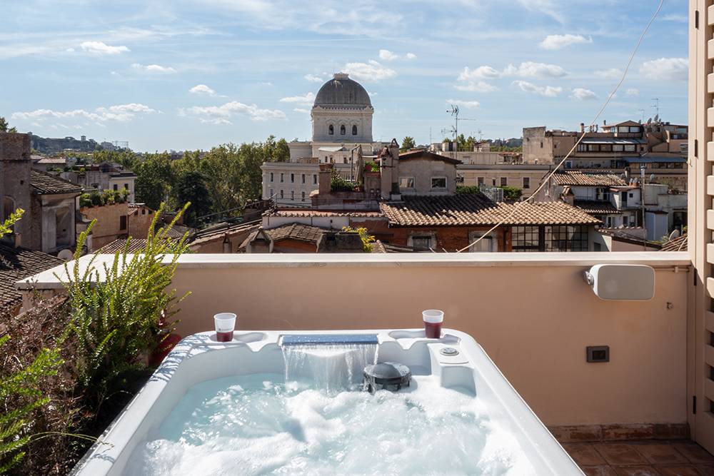 Interior of Basilica di Santo Spirito showcasing Brunelleschi’s architectural design with high ceilings and symmetrical arches.