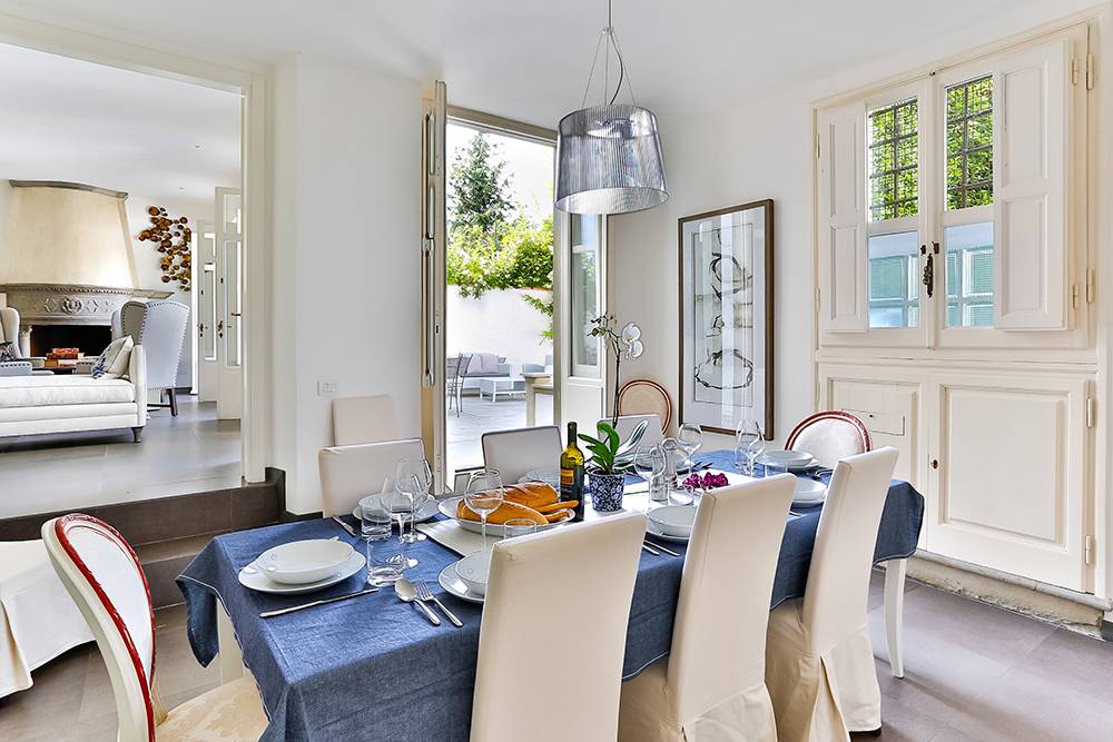 Interior of Basilica di Santo Spirito showcasing Brunelleschi’s architectural design with high ceilings and symmetrical arches.