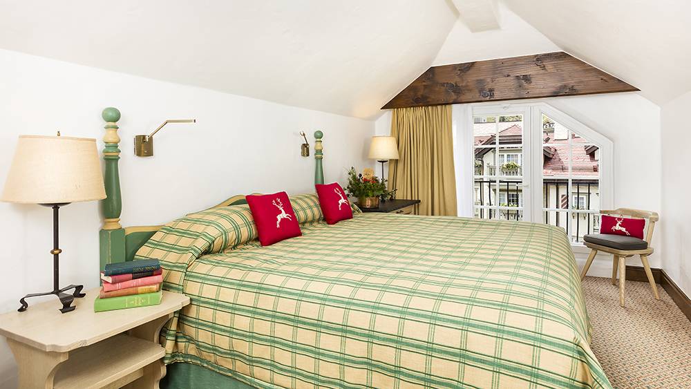 Interior of Basilica di Santo Spirito showcasing Brunelleschi’s architectural design with high ceilings and symmetrical arches.