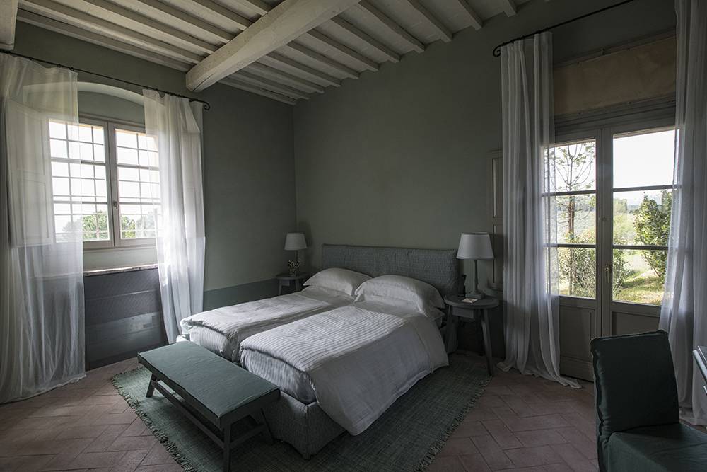 Interior of Basilica di Santo Spirito showcasing Brunelleschi’s architectural design with high ceilings and symmetrical arches.