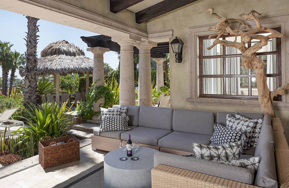 Interior of Basilica di Santo Spirito showcasing Brunelleschi’s architectural design with high ceilings and symmetrical arches.