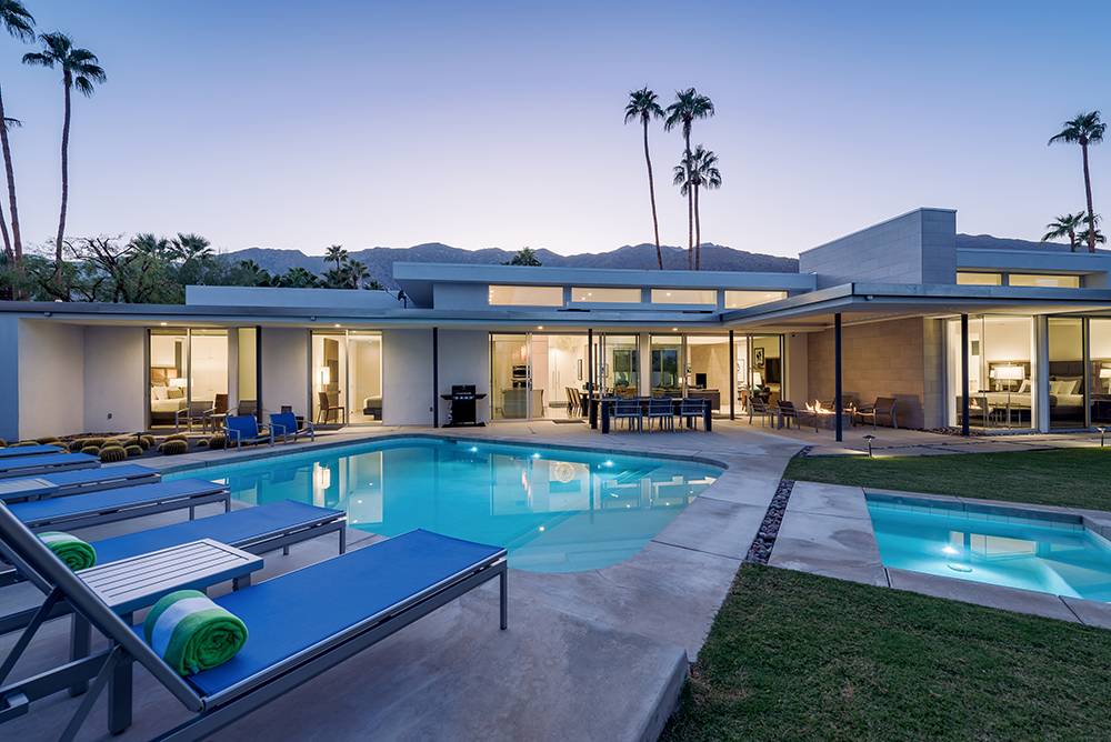 Interior of Basilica di Santo Spirito showcasing Brunelleschi’s architectural design with high ceilings and symmetrical arches.