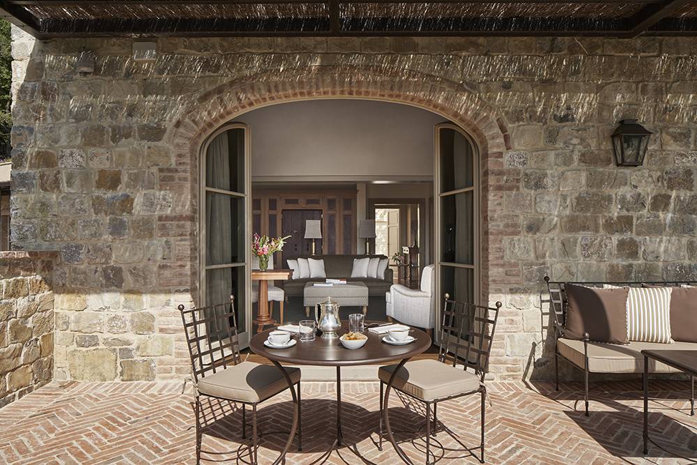 Interior of Basilica di Santo Spirito showcasing Brunelleschi’s architectural design with high ceilings and symmetrical arches.
