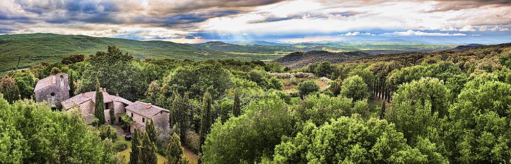 Interior of Basilica di Santo Spirito showcasing Brunelleschi’s architectural design with high ceilings and symmetrical arches.