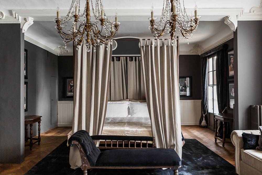 Interior of Basilica di Santo Spirito showcasing Brunelleschi’s architectural design with high ceilings and symmetrical arches.