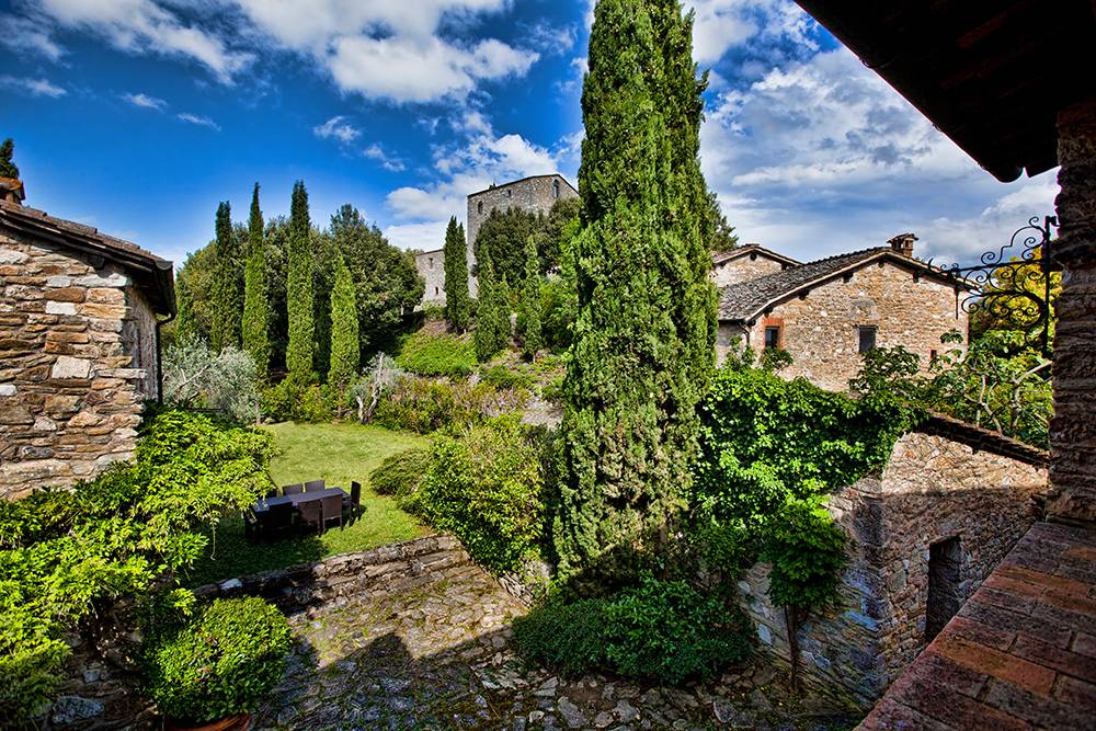 Interior of Basilica di Santo Spirito showcasing Brunelleschi’s architectural design with high ceilings and symmetrical arches.