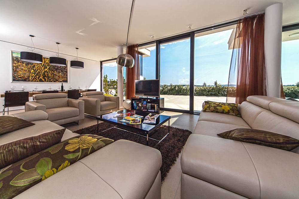 Interior of Basilica di Santo Spirito showcasing Brunelleschi’s architectural design with high ceilings and symmetrical arches.