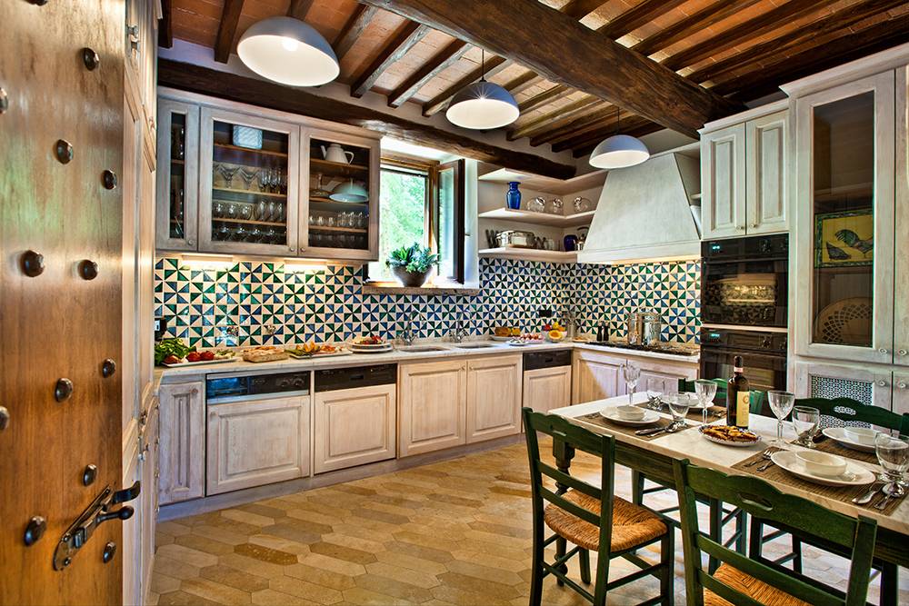 Interior of Basilica di Santo Spirito showcasing Brunelleschi’s architectural design with high ceilings and symmetrical arches.