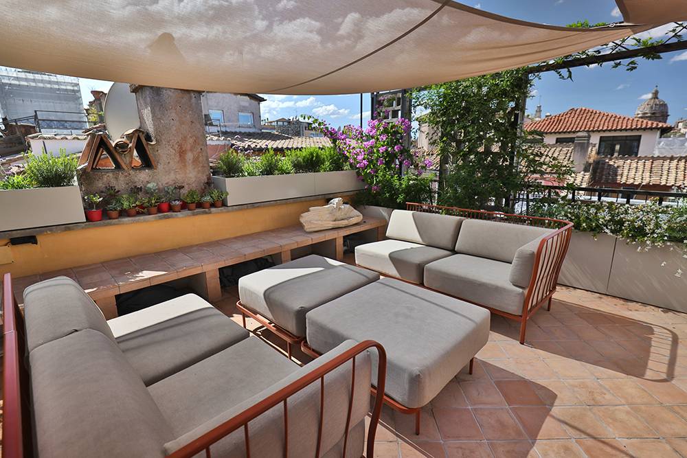 Interior of Basilica di Santo Spirito showcasing Brunelleschi’s architectural design with high ceilings and symmetrical arches.