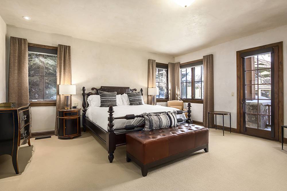 Interior of Basilica di Santo Spirito showcasing Brunelleschi’s architectural design with high ceilings and symmetrical arches.