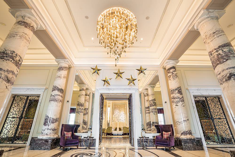 Interior of Basilica di Santo Spirito showcasing Brunelleschi’s architectural design with high ceilings and symmetrical arches.
