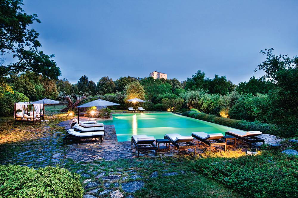 Interior of Basilica di Santo Spirito showcasing Brunelleschi’s architectural design with high ceilings and symmetrical arches.