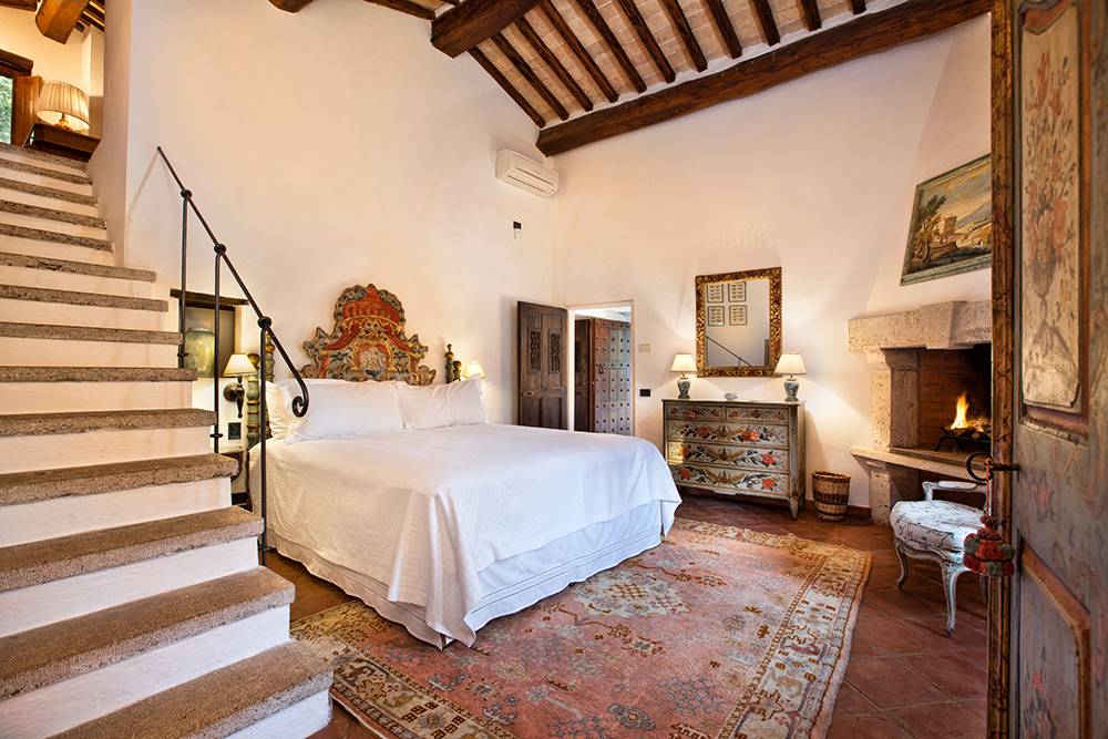 Interior of Basilica di Santo Spirito showcasing Brunelleschi’s architectural design with high ceilings and symmetrical arches.